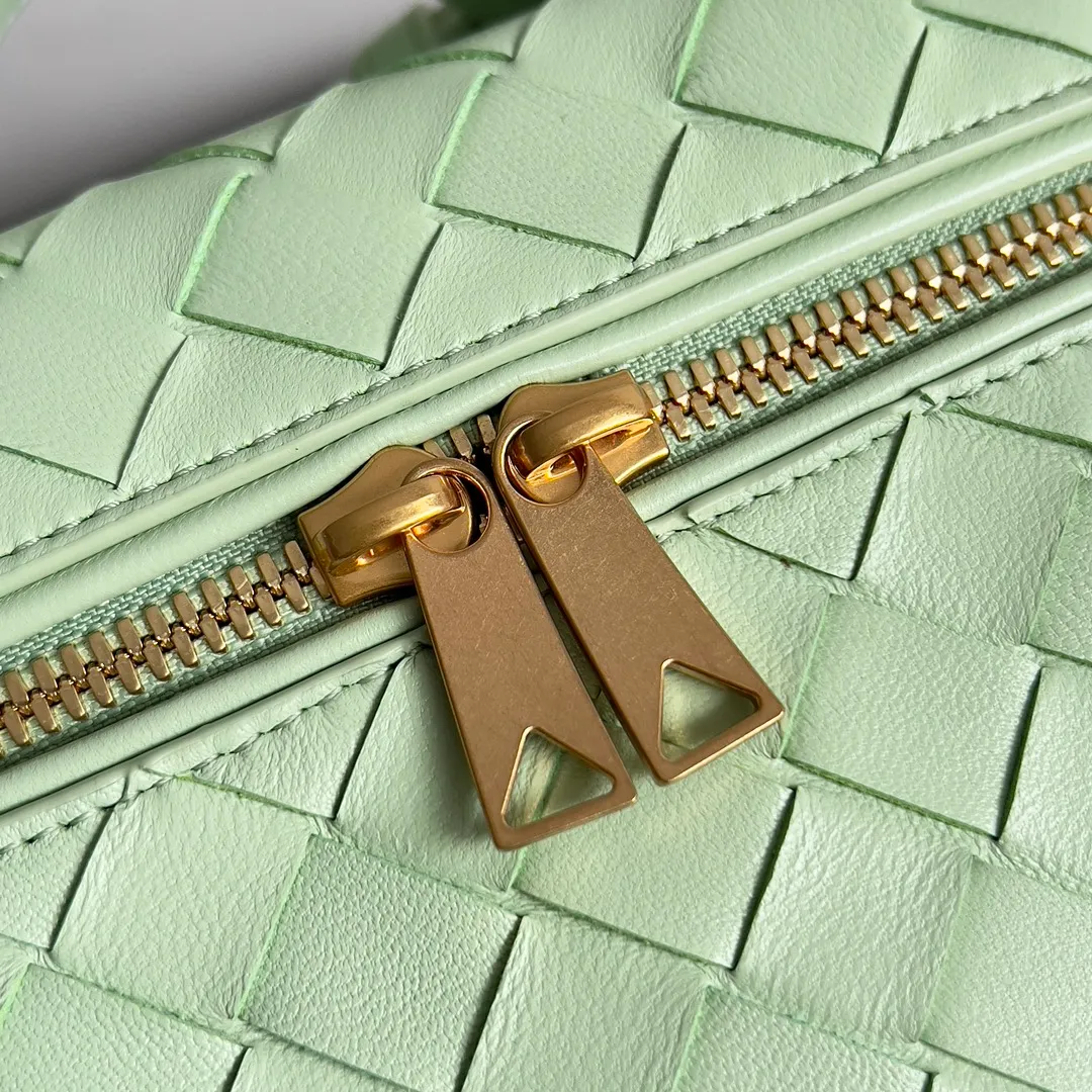Batch 1360 Bottega Veneta 24 spring and summer woven zipper crossbody bag. A crossbody bag that can be used as a cosmetic bag. The exquisite weaving and compact body are an indispensable accessory for the upcoming summer. The double zipper also better protects the bag. It has a large capacity. If you like it, don’t miss it. Style number: 789109 Size: 22*12.5*5cm